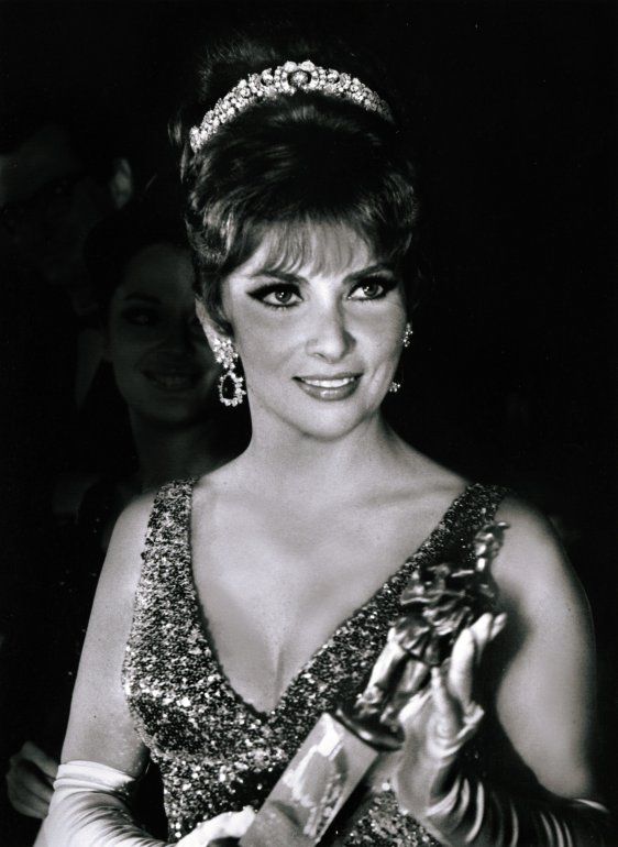 La actriz italiana Gina Lollobrigida con pendientes de esmeralda y diamantes, y un collar de diamantes de Bulgari, joyas que forman parte de una colección de 23 piezas que la artista lució en las décadas de los cincuenta y sesenta.