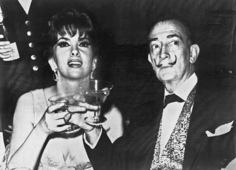 La actriz Gina Lollobrigida junto al artista Salvador Dalí.