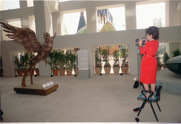 La actriz italiana Gina Lollobrigida, fotografiando su escultura 