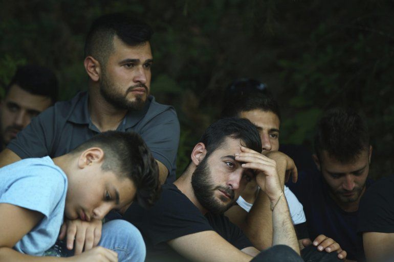  Familiares y amigos asisten al funeral del polic&iacute;a Kamil Shaanan de 22 a&ntilde;os en la localidad de MughaHurfeish, al norte de Israel. 