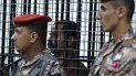 El soldado jordano Maarik al-Tawaiha (c), acusado de homicidio intencionado por la muerte de tres instructores militares estadounidenses en octubre de 2016, permanece en una celda durante la lectura de su veredicto por un tribunal militar de Amán, en Jordania. El soldado jordano Maarik al-Tawaiha (c), acusado de homicidio intencionado por la muerte de tres instructores militares estadounidenses en octubre de 2016, permanece en una celda durante la lectura de su veredicto por un tribunal militar de Amán, en Jordania.