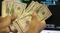 Un funcionario de un banco cuenta billetes de dólar estadounidense. Un funcionario de un banco cuenta billetes de dólar estadounidense.
