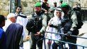 Palestinos intentan cruzar un puesto de seguridad israelí junto a la Puerta del León en el casco viejo de Jerusalén. Palestinos intentan cruzar un puesto de seguridad israelí junto a la Puerta del León en el casco viejo de Jerusalén.