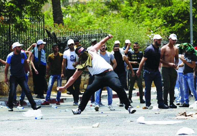 Palestinos tiran piedras a la Polic&iacute;a israel&iacute;.