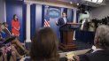 El nuevo director de Comunicaciones de la Casa Blanca, Anthony Scaramucci, durante su primera rueda de prensa. Al fondo, Sarah Huckabee Sanders, nombrada nueva portavoz tras la dimisión de Sean Spicer.. El nuevo director de Comunicaciones de la Casa Blanca, Anthony Scaramucci, durante su primera rueda de prensa. Al fondo, Sarah Huckabee Sanders, nombrada nueva portavoz tras la dimisión de Sean Spicer..