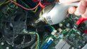 Con un pequeño aspirador se puede eliminar el polvo y las pelusas del interior de la computadora. Con un pequeño aspirador se puede eliminar el polvo y las pelusas del interior de la computadora.