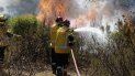 Los bomberos intentan extinguir el incendio declarado en Bormes les Mimosas, Tolón (Francia). Los bomberos intentan extinguir el incendio declarado en Bormes les Mimosas, Tolón (Francia).
