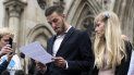 Los padres del bebé británico Charlie Gard, Connie Yates (d) y Chris Gard (i), a su salida del Tribunal Supremo en Londres, Reino Unido, el 24 de julio de 2017. Los padres del bebé británico Charlie Gard, Connie Yates (d) y Chris Gard (i), a su salida del Tribunal Supremo en Londres, Reino Unido, el 24 de julio de 2017.
