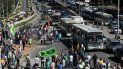 Conductores de taxis protestan este jueves 27 de julio, ante la sede de la alcaldía en Río de Janeiro (Brasil). Conductores de taxis protestan este jueves 27 de julio, ante la sede de la alcaldía en Río de Janeiro (Brasil).