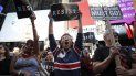 Cientos de personas protestaron en Nueva York tras el anuncio del presidente Donald Trump de prohibir que transexuales sirvan en las Fuerzas Armadas de EEUU. Cientos de personas protestaron en Nueva York tras el anuncio del presidente Donald Trump de prohibir que transexuales sirvan en las Fuerzas Armadas de EEUU.