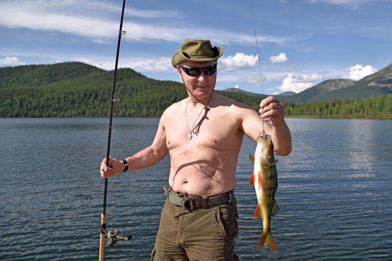 El presidente ruso, Vlad&iacute;mir Putin,en un pintoresco lago de la rep&uacute;blica de Tuv&aacute;, lim&iacute;trofe con Mongolia.<br><div><br></div><div> </div>