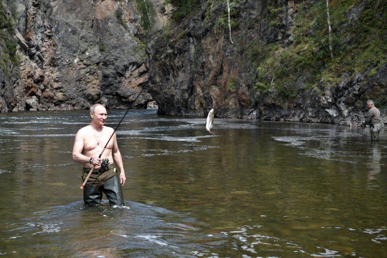 Salir con el torso desnudo ya se ha convertido en una tradici&oacute;n para el jefe del Kremlin, que intenta as&iacute; vender una imagen de hombre de acci&oacute;n y en perfecto estado de salud, cuando est&aacute; a punto de cumplir los 65 a&ntilde;os.