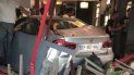 Imagen tomada de Twitter que muestra al auto tras impactar contra una pizzería en las afueras de París. Imagen tomada de Twitter que muestra al auto tras impactar contra una pizzería en las afueras de París.