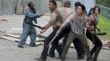 Una escena de la tercera temporada de la popular serie The Walking Dead, que narra la historia de un grupo supervivientes tras un apocalipsis zombi. En la foto aparecen de frente tres de los protagonistas principales, de iz. a der., los actores Andrew Lincoln, Steven Yeun y Lauren Cohan. (Imagen facilitada por Fox). Una escena de la tercera temporada de la popular serie The Walking Dead, que narra la historia de un grupo supervivientes tras un apocalipsis zombi. En la foto aparecen de frente tres de los protagonistas principales, de iz. a der., los actores Andrew Lincoln, Steven Yeun y Lauren Cohan. (Imagen facilitada por Fox).