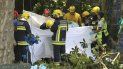 Bomberos y trabajadores de los equipos de rescate trabajan en el lugar en el que un árbol ha caído matando a 11 personas e hiriendo a 35, en Largo da Fonte, Madeira, Portugal, el 15 de agosto del 2017. Bomberos y trabajadores de los equipos de rescate trabajan en el lugar en el que un árbol ha caído matando a 11 personas e hiriendo a 35, en Largo da Fonte, Madeira, Portugal, el 15 de agosto del 2017.