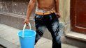Un hombre transporta agua en dos cubos, en La Habana. Un hombre transporta agua en dos cubos, en La Habana.