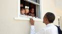 En su cuenta de Twitter, Obama utilizó una cita del Nobel de la Paz Nelson Mandela acompañada de una foto suya con un grupo de niños de varias razas. El tuit alcanzó los 2.71 millones de me gusta. En su cuenta de Twitter, Obama utilizó una cita del Nobel de la Paz Nelson Mandela acompañada de una foto suya con un grupo de niños de varias razas. El tuit alcanzó los 2.71 millones de me gusta.