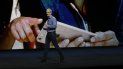 Tim Cook, CEO de Apple en uno de los eventos de lanzamiento de producto de la compañía. Apple se lanza a por buenos contenidos, la clave del éxito empresarial de las empresas de comunicación actuales. Tim Cook, CEO de Apple en uno de los eventos de lanzamiento de producto de la compañía. Apple se lanza a por buenos contenidos, la clave del éxito empresarial de las empresas de comunicación actuales.