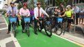 Ken Russell, Willy Gort, Carlos Giménez y Daniella Levine Cava se aprestan a transitar por la senda verde que es reservada para ciclistas. Ken Russell, Willy Gort, Carlos Giménez y Daniella Levine Cava se aprestan a transitar por la senda verde que es reservada para ciclistas.