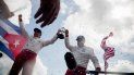 Los pilotos estadounidenses de lanchas rápidas Nigel Hook y Jay Johnson celebran su nuevo récord mundial a su llegada a La Habana. Los pilotos estadounidenses de lanchas rápidas Nigel Hook y Jay Johnson celebran su nuevo récord mundial a su llegada a La Habana.