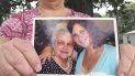 Susan Bro muestra una fotografía con su hija asesinada en el arrollamiento Heather Heyer. Susan Bro muestra una fotografía con su hija asesinada en el arrollamiento Heather Heyer.