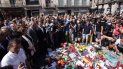 Flores y velas encendidas sobre el mosaico de Joan Miró, frente al Teatro del Liceu. Flores y velas encendidas sobre el mosaico de Joan Miró, frente al Teatro del Liceu.
