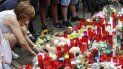 Una mujer coloca flores y velas en el mosaico de Miró, donde terminó el recorrido la furgoneta que atropelló a decenas de personas en La Rambla de Barcelona el jueves último, con saldo de 14 muertes y más de un centenar de heridos. Una mujer coloca flores y velas en el mosaico de Miró, donde terminó el recorrido la furgoneta que atropelló a decenas de personas en La Rambla de Barcelona el jueves último, con saldo de 14 muertes y más de un centenar de heridos.