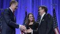 Robert Lighthizer (i), representante de Comercio Exterior de EEUU, acompañado de la ministra de Asuntos Exteriores de Canadá, Chrystia Freeland (c), estrecha la mano del secretario de Economía de México, Ildefonso Guajardo (d), durante la apertura de la primera ronda de la renegociación del TLCAN en Washington, EEUU. Robert Lighthizer (i), representante de Comercio Exterior de EEUU, acompañado de la ministra de Asuntos Exteriores de Canadá, Chrystia Freeland (c), estrecha la mano del secretario de Economía de México, Ildefonso Guajardo (d), durante la apertura de la primera ronda de la renegociación del TLCAN en Washington, EEUU.
