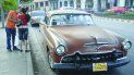 Los taxis, cacharros del siglo pasado, entre la carencia y la creatividad de los mecánicos, se mantienen rodando en la capital cubana. Los taxis, cacharros del siglo pasado, entre la carencia y la creatividad de los mecánicos, se mantienen rodando en la capital cubana.