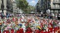 Turistas y barceloneses continúan homenajeando con ofrendas a las víctimas de los atentados de Barcelona y Cambrils en la zona de las Ramblas donde se produjeron los atropellos. Turistas y barceloneses continúan homenajeando con ofrendas a las víctimas de los atentados de Barcelona y Cambrils en la zona de las Ramblas donde se produjeron los atropellos.