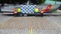 La lancha fue detenida logrando incautar tres bultos que aún llevaban a bordo y que se sumaron a los 47 que se recuperaron del mar, detalló la Armada en un comunicado. La lancha fue detenida logrando incautar tres bultos que aún llevaban a bordo y que se sumaron a los 47 que se recuperaron del mar, detalló la Armada en un comunicado.