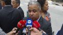 Roniel Ortiz, miembro del equipo de abogados defensores del expresidente Ricardo Martinelli, habla con la prensa en el exterior del edificio James Lawrence King, de la corte federal de Justicia, en Miami. Roniel Ortiz, miembro del equipo de abogados defensores del expresidente Ricardo Martinelli, habla con la prensa en el exterior del edificio James Lawrence King, de la corte federal de Justicia, en Miami.