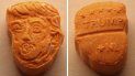 Fotografía fechada el 21 de agosto de 2017 y cedida hoy, 22 de agosto, que muestra una pastilla de éxtasis de color naranja con la forma de la cara del presidente estadounidense, Donald Trump (i) y con la inscripción Trump en la parte trasera (d) en Osnabrück, Alemania. Durante un control de tráfico la policía encontró drogas en un coche con matrícula australiana que tenía aproximadamente 5.000 pastillas de éxtasis con un valor de 39.000 euros. Fotografía fechada el 21 de agosto de 2017 y cedida hoy, 22 de agosto, que muestra una pastilla de éxtasis de color naranja con la forma de la cara del presidente estadounidense, Donald Trump (i) y con la inscripción Trump en la parte trasera (d) en Osnabrück, Alemania. Durante un control de tráfico la policía encontró drogas en un coche con matrícula australiana que tenía aproximadamente 5.000 pastillas de éxtasis con un valor de 39.000 euros.