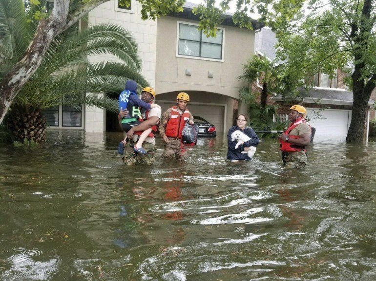 Las inundaciones continúan afectando el área metropolitana de Houston, la cuarta ciudad más poblada del país, donde residen unas 2,3 millones de personas. 