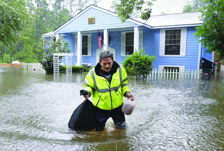 Los vecinos del área metropolitana de Houston abandonan sus casas.