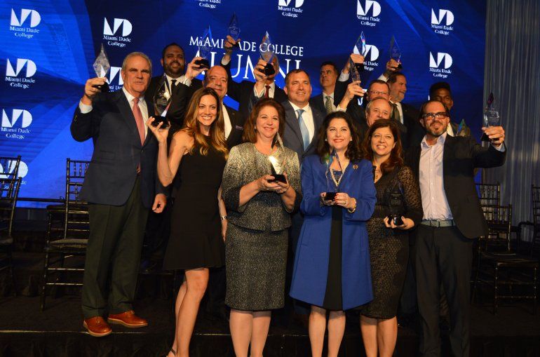 Los ex alumnos honrados