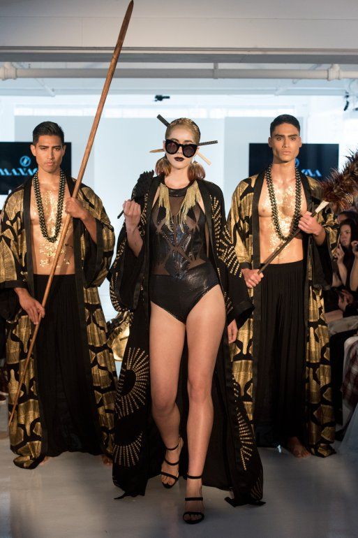 Modelos lucen prendas del dise&ntilde;ador hawaiano Manaola Yap.