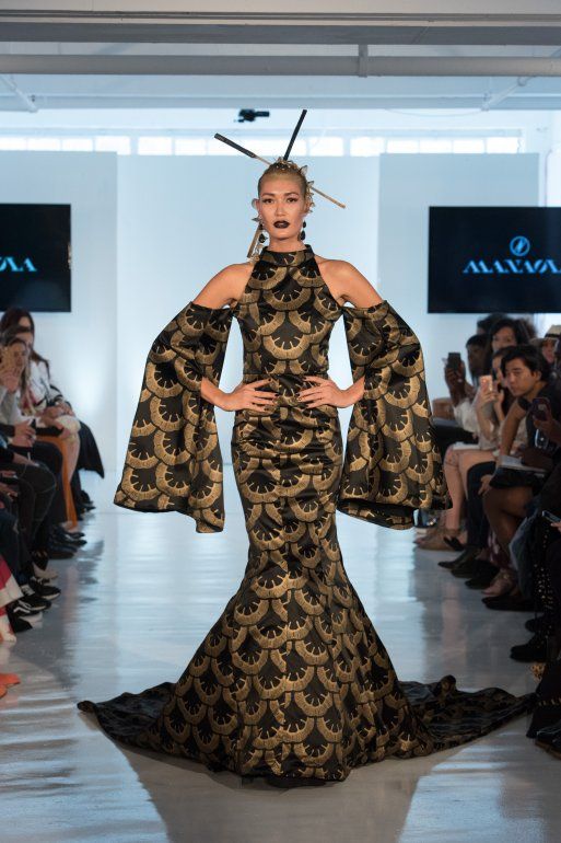 La firma Manaola de una modelo que luce prendas del dise&ntilde;ador hawaiano Manaola Yap.