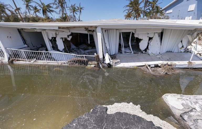 Vista de un edificio de condominios de tres pisos destruido por el huracán Irma en los Cayos de Florida, en Islamorada, Florida (EEUU).
