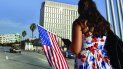 Una mujer camina con una bandera de EEUU frente a la embajada de ese país en La Habana, el día de la apertura de esa sede diplomática, el 20 de julio de 2015 Una mujer camina con una bandera de EEUU frente a la embajada de ese país en La Habana, el día de la apertura de esa sede diplomática, el 20 de julio de 2015