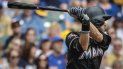 El japonés, Ichiro Suzuki, remolcó dos de las tres carreras que anotaron los Marlins en el cuarto inning. El japonés, Ichiro Suzuki, remolcó dos de las tres carreras que anotaron los Marlins en el cuarto inning.