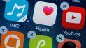 Borrar las aplicaciones y juegos que no se usan casi nunca no solamente libera espacio, sino que consigue que el teléfono vaya más rápido. Borrar las aplicaciones y juegos que no se usan casi nunca no solamente libera espacio, sino que consigue que el teléfono vaya más rápido.