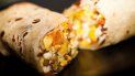 A diferencia de los otros burritos, que incluyen frijoles o arroz acompañados de carne de res o de pollo dentro de la tortilla enrollada, los burritos de desayuno llevan papas (o tofu) y huevos revueltos con jamón, tocino, chorizo o salchicha. A diferencia de los otros burritos, que incluyen frijoles o arroz acompañados de carne de res o de pollo dentro de la tortilla enrollada, los burritos de desayuno llevan papas (o tofu) y huevos revueltos con jamón, tocino, chorizo o salchicha.