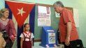 El actual vicepresidente primero de Cuba, Miguel Díaz-Canel (der.), cuando ejercía su derecho al voto durante las elecciones municipales de 2015. El actual vicepresidente primero de Cuba, Miguel Díaz-Canel (der.), cuando ejercía su derecho al voto durante las elecciones municipales de 2015.