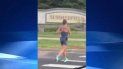 Si fuese apresada, la defecadora loca, que suele vestir ropa deportiva y hace footing, podría enfrentar cargos por exponerse indecentemente ante menores de edad. Si fuese apresada, la defecadora loca, que suele vestir ropa deportiva y hace footing, podría enfrentar cargos por exponerse indecentemente ante menores de edad.