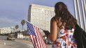 Una mujer camina hacia la embajada de los EEUU en La Habana. Una mujer camina hacia la embajada de los EEUU en La Habana.