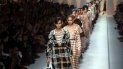 Modelos lucen creaciones de la colección primavera/verano 2018 de la firma Fendi en la Semana de la Moda de Milán. Modelos lucen creaciones de la colección primavera/verano 2018 de la firma Fendi en la Semana de la Moda de Milán.