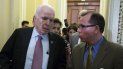 El senador republicano por el estado de Arizona, John McCain (izq.), habla con los medios de prensa en el Capitolio, en Washington. El senador republicano por el estado de Arizona, John McCain (izq.), habla con los medios de prensa en el Capitolio, en Washington.