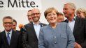 La canciller Angela Merkel (c) sonríe tras su victoria electoral este domingo 24 de septiembre de 2017 en Berlín, Alemania. La canciller Angela Merkel (c) sonríe tras su victoria electoral este domingo 24 de septiembre de 2017 en Berlín, Alemania.