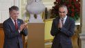 El presidente colombiano, Juan Manuel Santos, junto al Alto Comisionado para la Paz, Rodrigo Rivera. El presidente colombiano, Juan Manuel Santos, junto al Alto Comisionado para la Paz, Rodrigo Rivera.